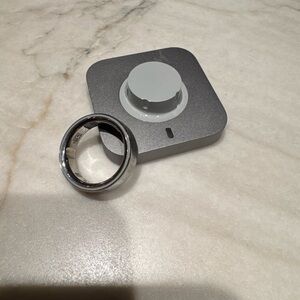 Oura Silver Ring - Gen 4 w/charger